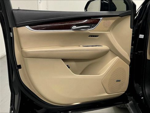 Used 2017 Cadillac XT5 Luxury w/ Driver Awareness Package FWD image 16