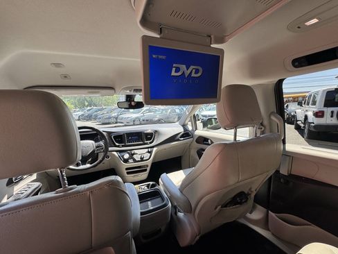 Used 2019 Chrysler Pacifica Touring-L FWD image 18