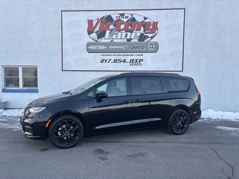 New 2026 Chrysler Pacifica Limited w/ S Appearance Package image 1