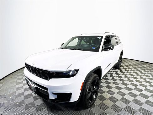 Used 2025 Jeep Grand Cherokee L Altitude image 3