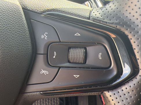Used 2025 Chevrolet Trax RS w/ Sunroof Package FWD image 21