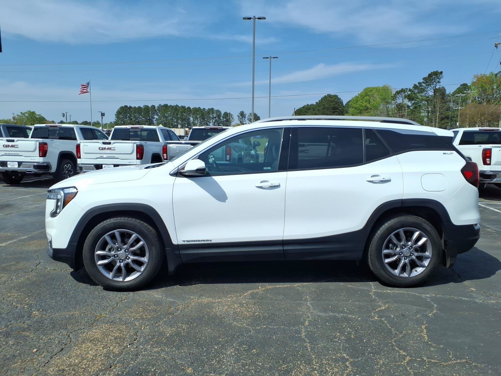 Used 2023 GMC Terrain SLT FWD image 1