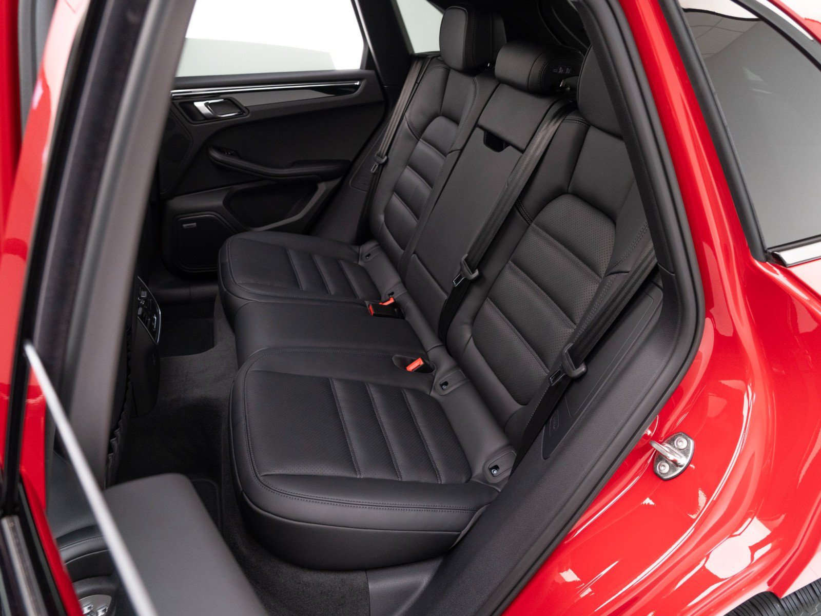 Certified 2026 Porsche Macan AWD/4WD image 29