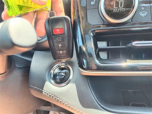 Used 2022 Toyota Highlander XLE image 30