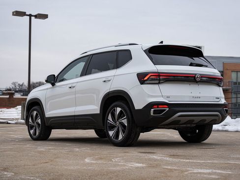 Certified 2025 Volkswagen Taos SE image 5