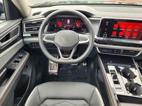 Certified 2025 Volkswagen Atlas Peak Edition SE AWD/4WD image 19