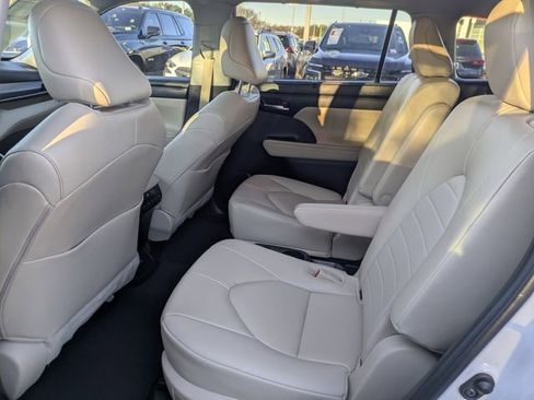 Used 2023 Toyota Highlander XLE image 28