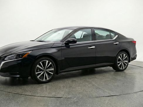 Used 2025 Nissan Altima 2.5 SV FWD image 3