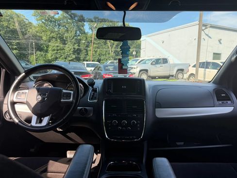 Used 2014 Dodge Grand Caravan SXT w/ UConnect Hands-Free Group FWD image 16