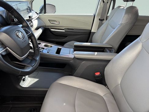Used 2022 Toyota Sienna XLE image 17