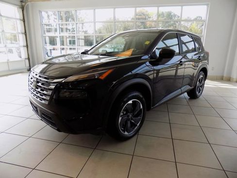 Used 2025 Nissan Rogue SV FWD image 3