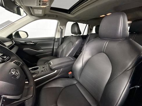 Certified 2025 Toyota Highlander XLE AWD/4WD image 3
