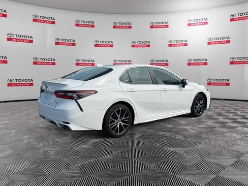 Used 2022 Toyota Camry SE FWD image 5
