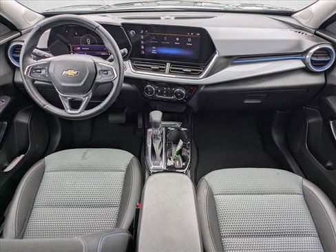 Used 2025 Chevrolet Trax LT w/ LT Convenience Package image 22