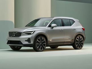 Used 2023 Volvo XC40 B5 Plus video 1