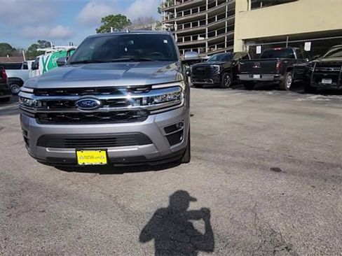 Used 2024 Ford Expedition Limited image 3