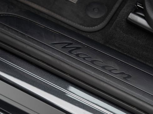 Certified 2025 Porsche Macan image 14