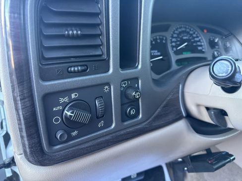 Used 2004 GMC Yukon XL Denali image 12