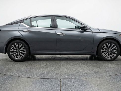 Used 2025 Nissan Altima 2.5 SV image 11