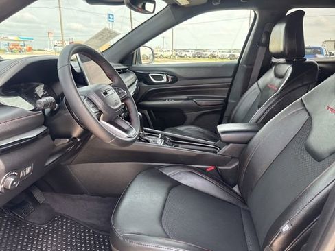Used 2025 Jeep Compass Trailhawk AWD/4WD image 2