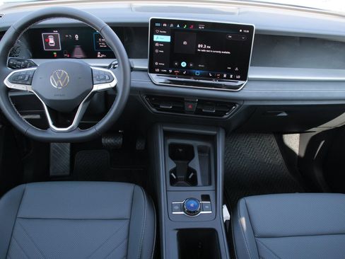 Certified 2025 Volkswagen Tiguan SE FWD image 14