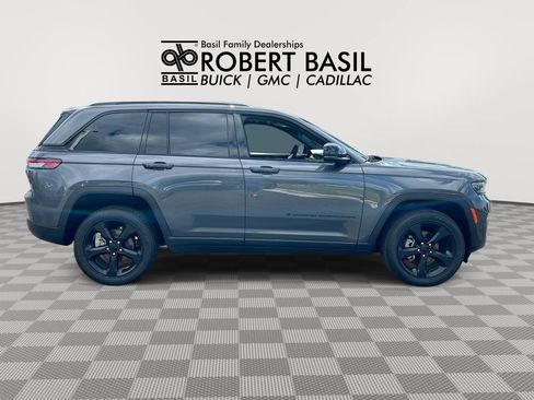 Used 2023 Jeep Grand Cherokee Altitude AWD/4WD image 9