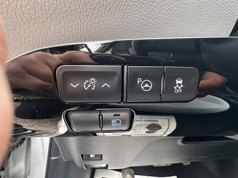 Used 2022 Toyota Prius LE image 16