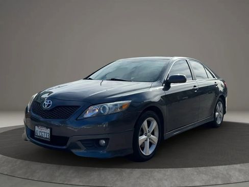 Used 2010 Toyota Camry SE image 2