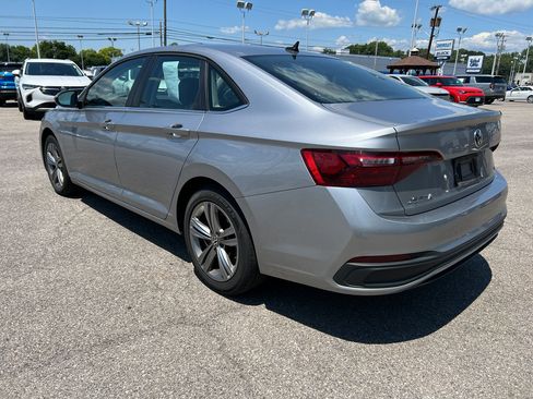 Used 2024 Volkswagen Jetta SE FWD image 4