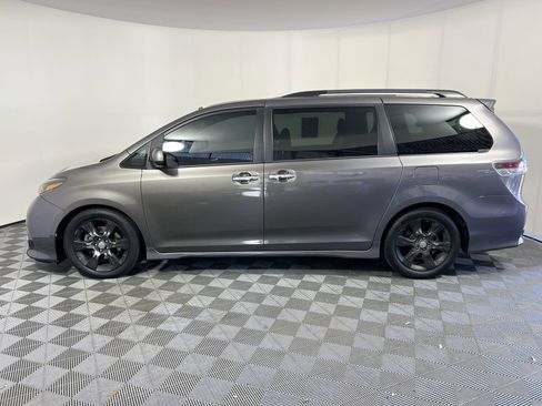 Used 2015 Toyota Sienna SE FWD image 7
