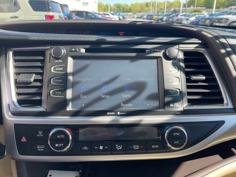 Used 2014 Toyota Highlander XLE FWD image 11