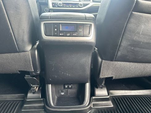 Used 2019 Toyota Highlander SE AWD/4WD image 30