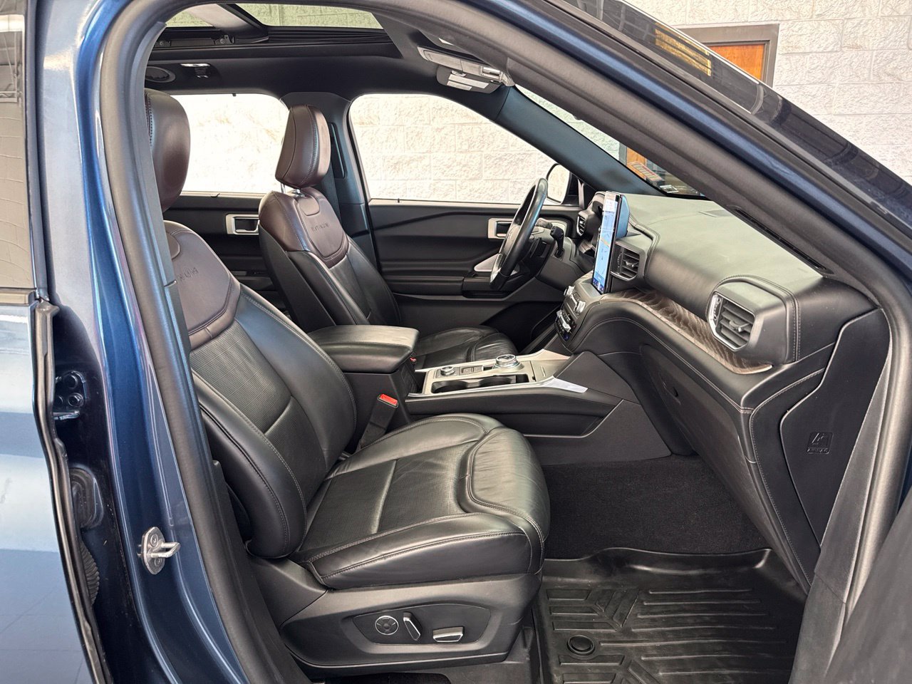 Used 2020 Ford Explorer Platinum w/ Premium Technology Package AWD/4WD image 53