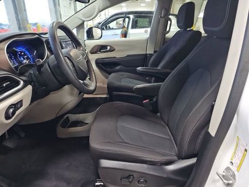 Used 2023 Chrysler Voyager LX image 8