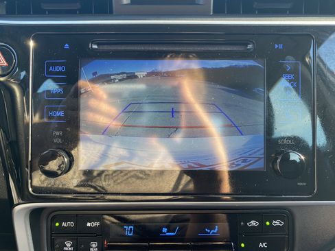 Used 2018 Toyota Corolla SE image 16