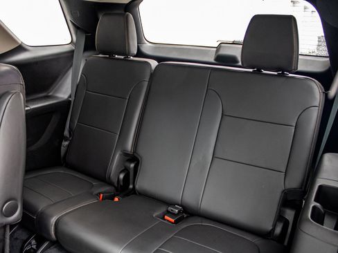 Used 2021 Chevrolet Traverse LT w/ LT Premium Package image 21