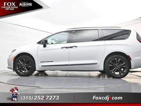 Used 2023 Chrysler Pacifica Touring-L w/ Road Tripper Package AWD/4WD image 22