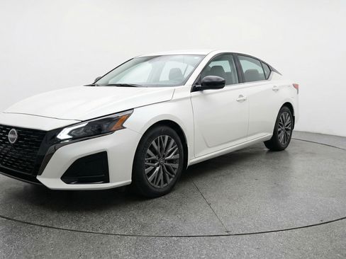 Used 2025 Nissan Altima 2.5 SV FWD image 3