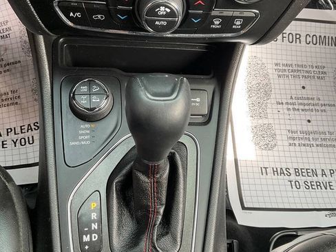 Used 2020 Jeep Cherokee Trailhawk AWD/4WD image 10