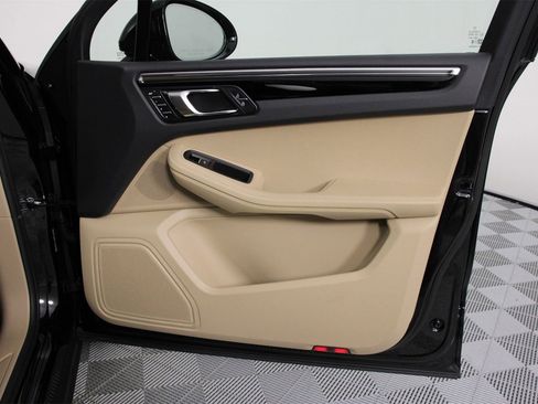 Used 2025 Porsche Macan image 23