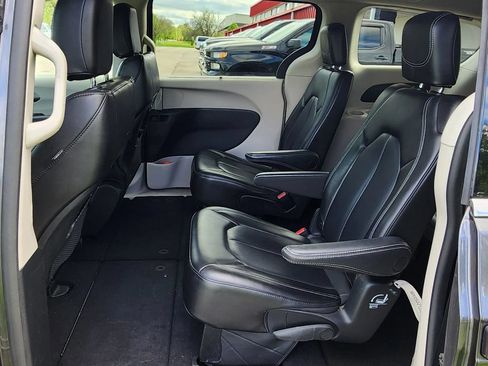 Used 2023 Chrysler Pacifica Touring-L FWD image 22