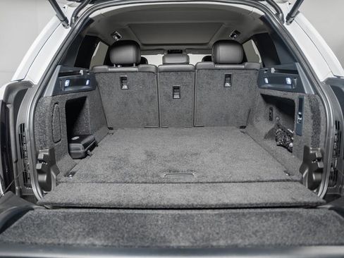 Used 2025 Land Rover Range Rover SE image 9