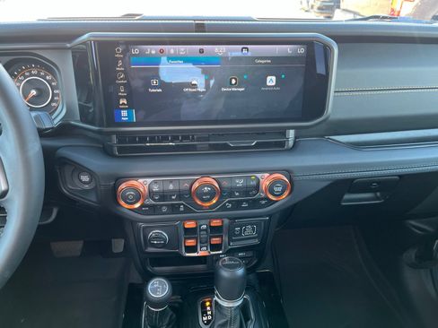 Used 2025 Jeep Gladiator Sport AWD/4WD image 10