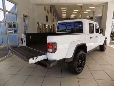 Certified 2025 Jeep Gladiator Nighthawk image 9