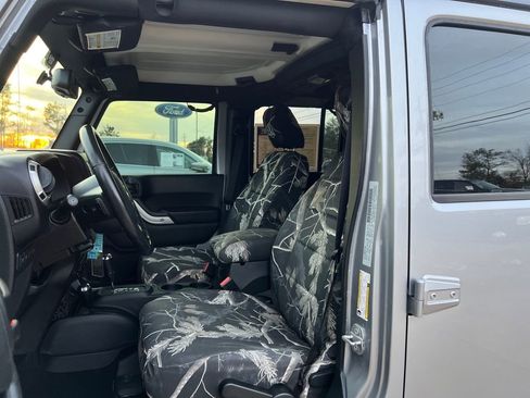 Used 2016 Jeep Wrangler Unlimited Rubicon w/ Connectivity Group image 10