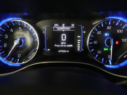 Used 2020 Chrysler Pacifica Touring-L image 38