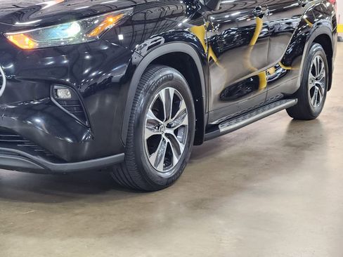 Used 2022 Toyota Highlander XLE image 19