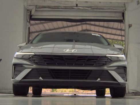 Used 2024 Hyundai Elantra SEL FWD image 3