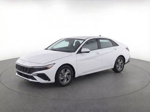 Used 2025 Hyundai Elantra SE w/ Cargo Package image 1