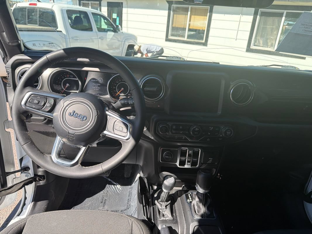 Used 2023 Jeep Gladiator Overland w/ Cold Weather Group AWD/4WD image 10
